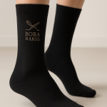 Sanayi tipi nakış makinesinde işlenen beyaz çorap üzerinde URT logolu nakış